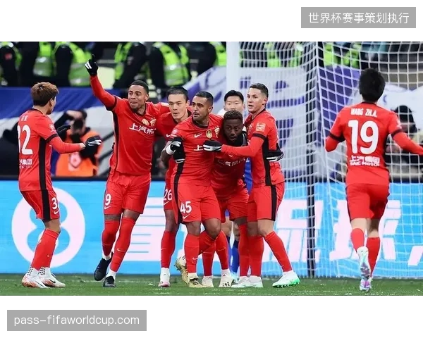 上海海港压哨签下日本国脚级中场，旨在提升球队中场控制力与出球精度以应对亚冠赛场